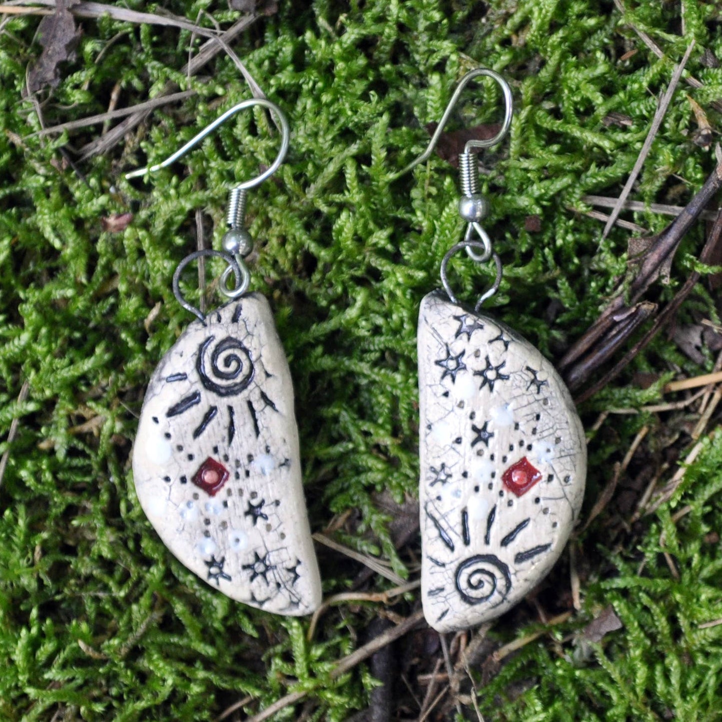 Earrings, Half round sun and stars, vert, USA, fired pottery